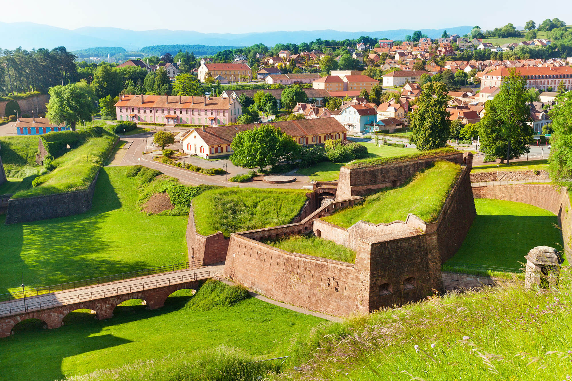 découvrez belfort, une ville regorgeant d'histoire et de culture, située au cœur de la franche-comté. admirez la célèbre citadelle, explorez ses charmantes rues pavées et profitez de ses nombreux événements tout au long de l'année.