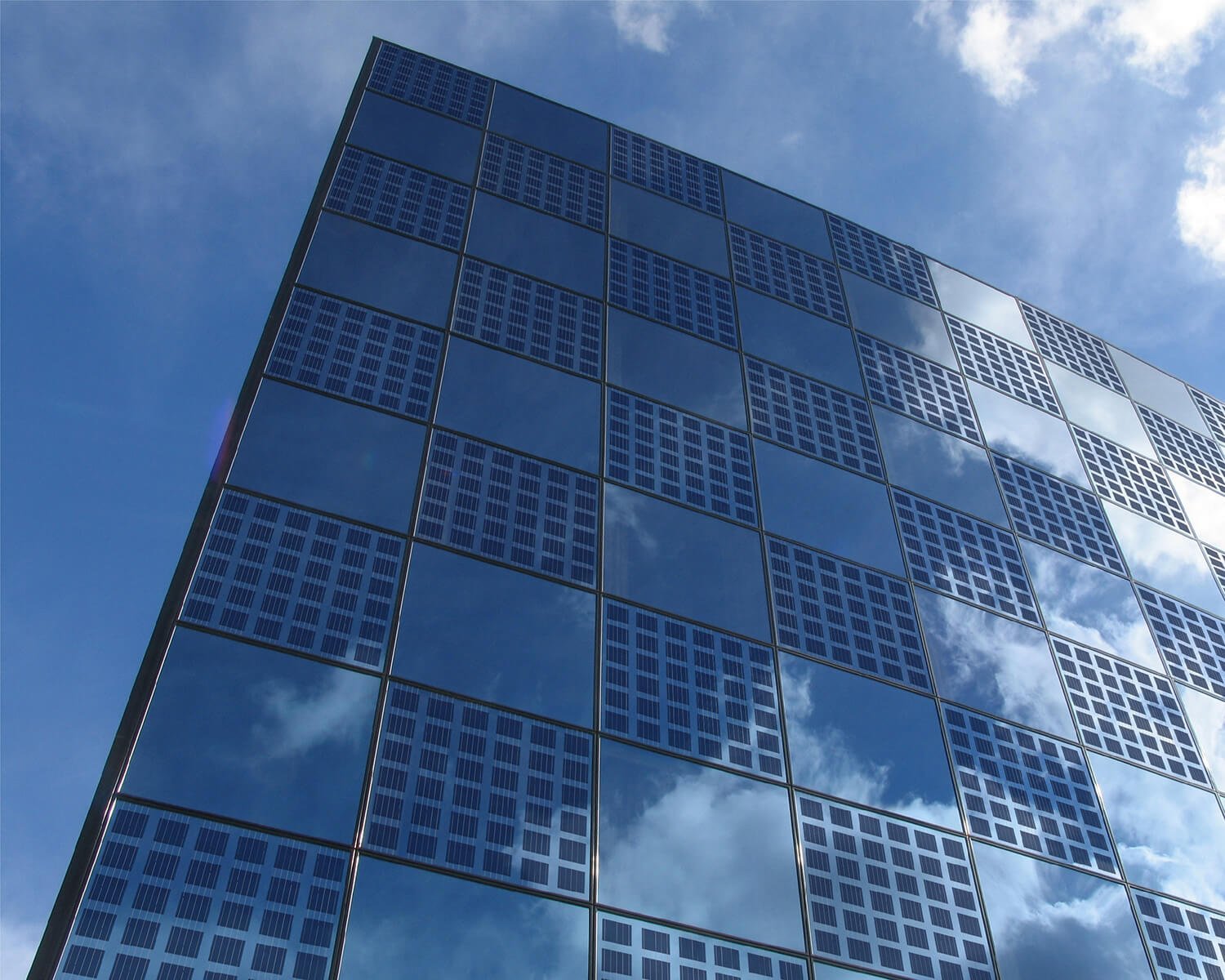 découvrez bipv, la technologie innovante qui intègre des panneaux solaires dans les matériaux de construction, offrant une solution esthétique et durable pour la production d'énergie renouvelable dans les bâtiments modernes.