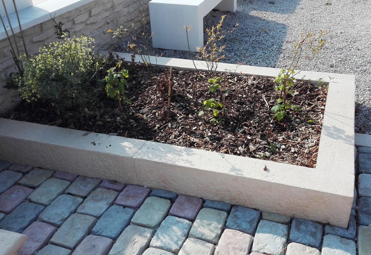 découvrez notre sélection de bordures en béton de 40 cm, idéales pour délimiter vos espaces extérieurs avec élégance et durabilité. parfaites pour les jardins, allées ou terrasses, ces bordures vous assurent un aménagement soigné et esthétique.
