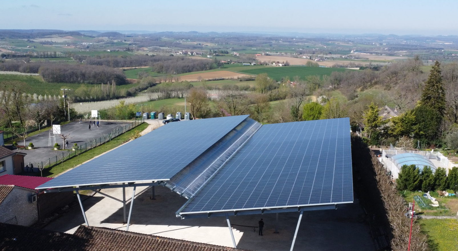 découvrez le boulodrome solaire, un espace innovant où se mêlent le plaisir de jouer à la pétanque et l'engagement pour l'environnement. profitez d'une ambiance conviviale tout en bénéficiant d'une énergie renouvelable, durable et respectueuse de la nature.