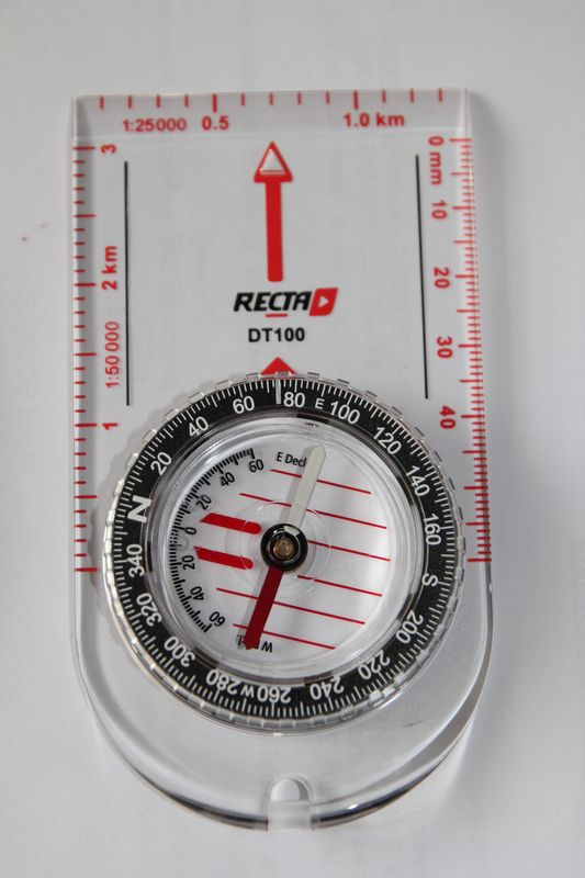 découvrez l'importance et l'utilisation de la boussole, un instrument crucial pour la navigation. apprenez comment cet outil millénaire guide voyageurs et explorateurs dans leurs aventures, en offrant une orientation précise et fiable.