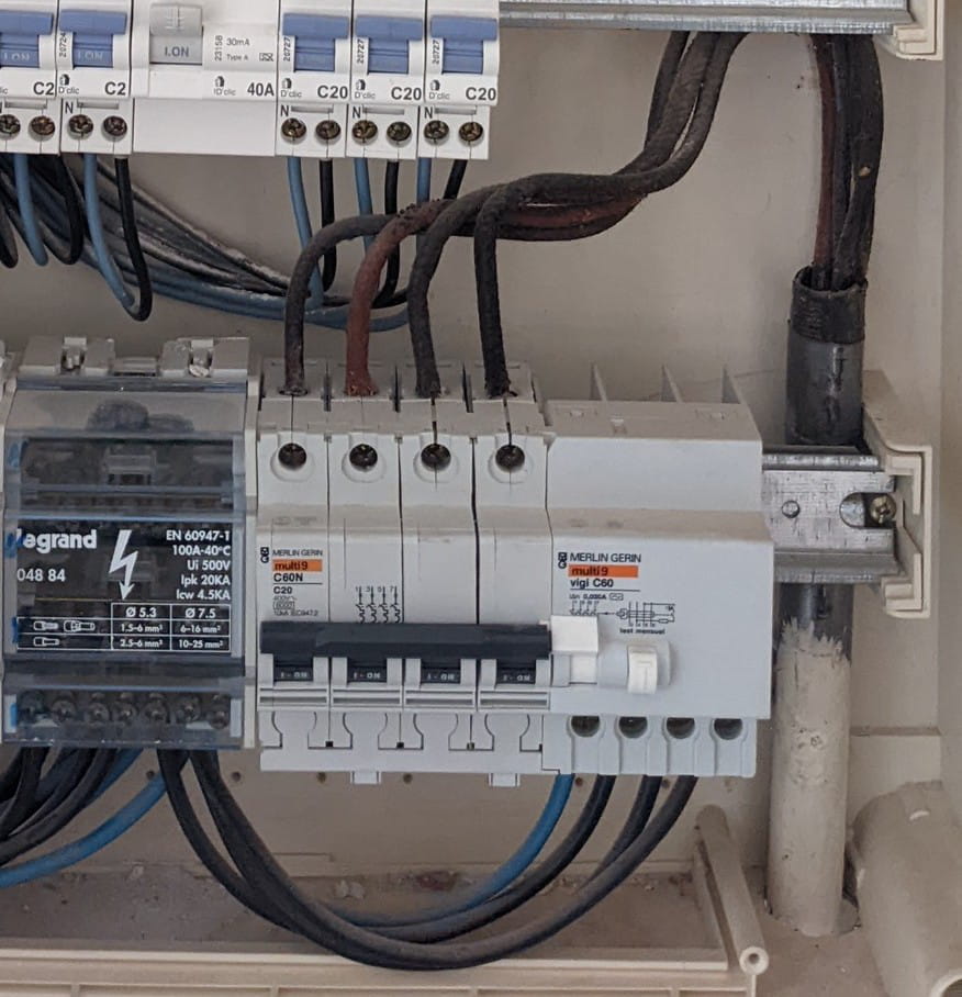 découvrez comment effectuer un branchement 2.5 sur 6 en toute sécurité. suivez notre guide étape par étape pour assurer une installation efficace et fiable, que ce soit pour des projets électriques domestiques ou professionnels.