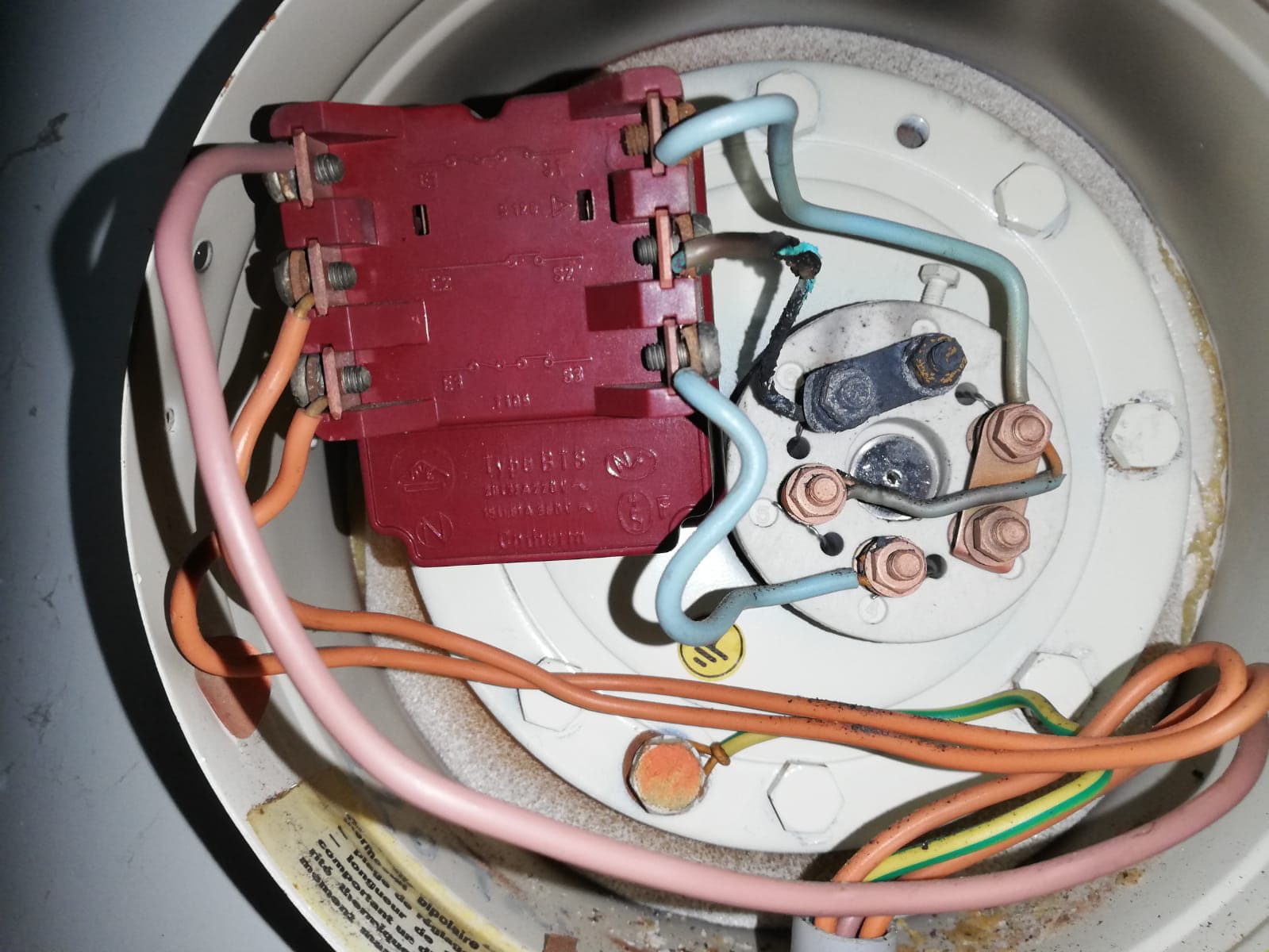 découvrez comment réaliser le branchement d'un chauffe-eau triphasé en toute sécurité. suivez nos conseils pratiques et astuces pour une installation efficace et conforme aux normes. idéal pour optimiser votre consommation d'énergie.