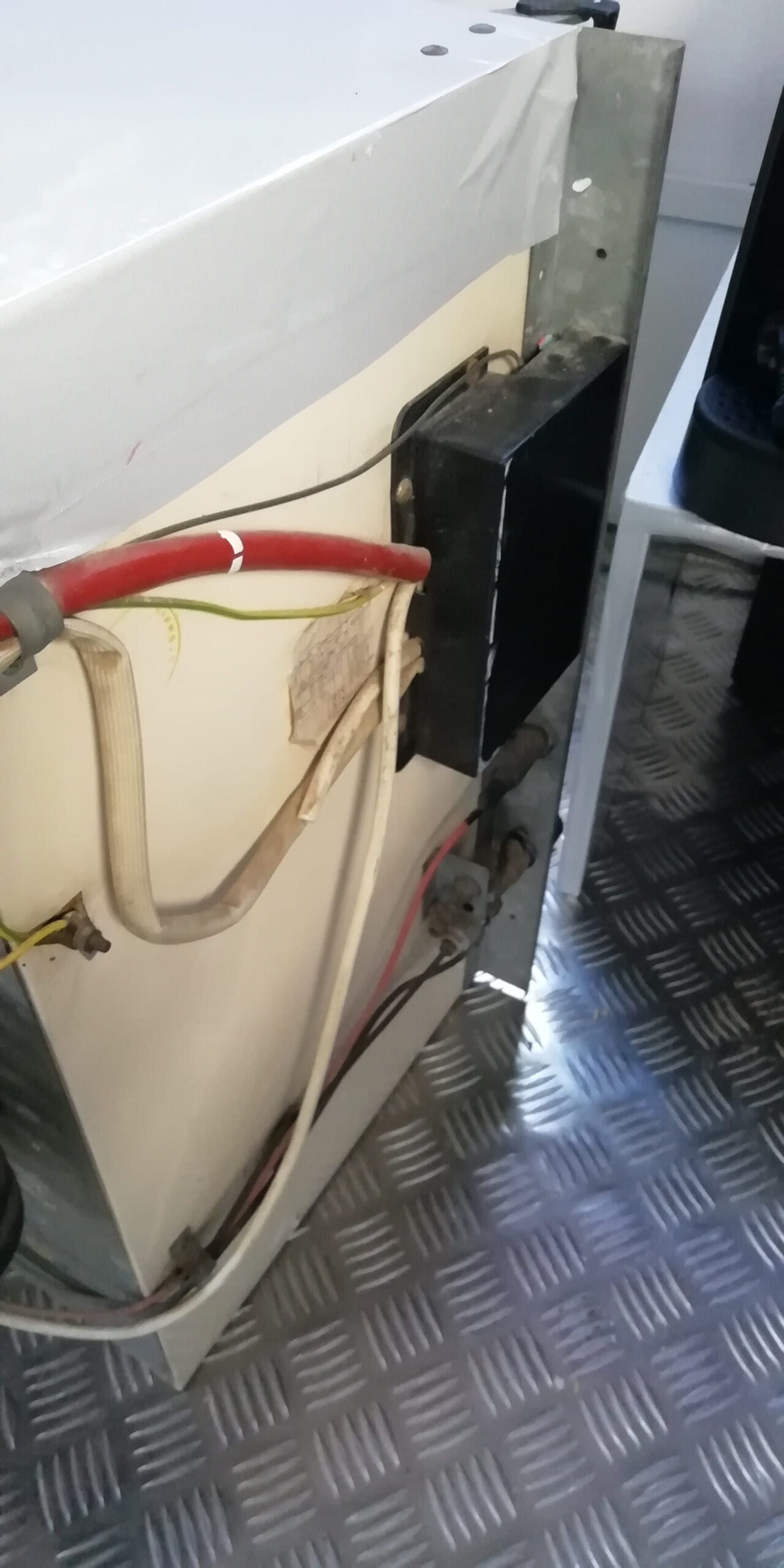 découvrez comment réaliser le branchement d'un frigo 12v en toute simplicité. suivez nos conseils pratiques pour garantir une installation sécurisée et efficace, idéale pour vos voyages en camping ou vos besoins en énergie mobile.