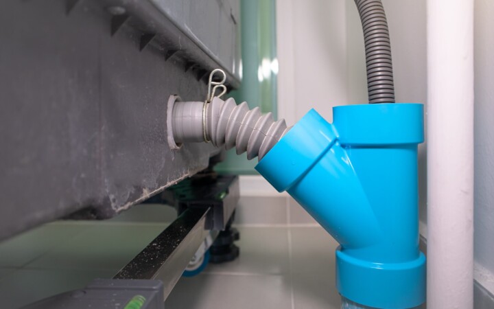 découvrez notre guide complet sur le branchement de votre lave-vaisselle. suivez nos conseils pratiques et astuces pour une installation réussie, garantissant un fonctionnement optimal et une cuisine impeccable.