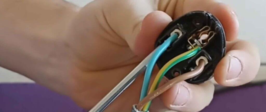 découvrez nos conseils et astuces pour un branchement de prise électrique sécurisé et efficace. apprenez à installer vos prises facilement tout en respectant les normes de sécurité pour votre maison.