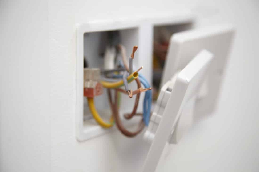 découvrez notre guide complet sur le branchement de prise. apprenez à installer et sécuriser vos prises électriques, pour un usage pratique et en toute sécurité dans votre maison.