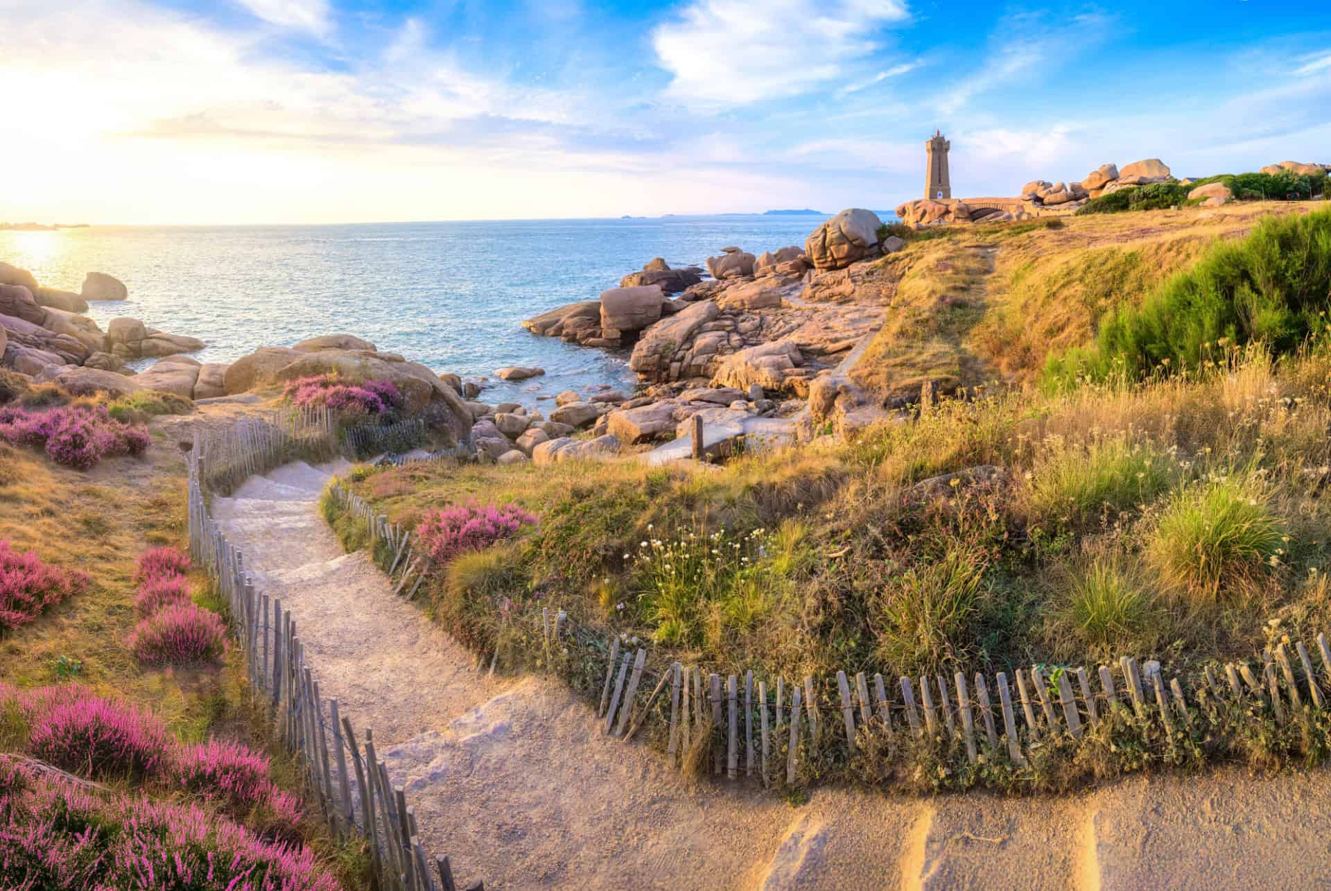 découvrez la bretagne, une région de france riche en histoire, paysages côtiers époustouflants et traditions culturelles. plongez dans ses charmants villages, savourez sa gastronomie locale et explorez ses sites historiques. une destination idéale pour les amoureux de la nature et de la culture.