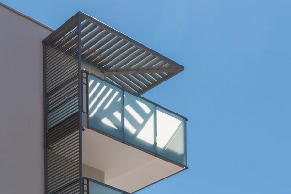 découvrez les avantages du brise soleil pour optimiser la lumière naturelle et réduire la chaleur dans votre espace de vie. explorez nos solutions innovantes et élégantes pour une ambiance confortable et moderne.