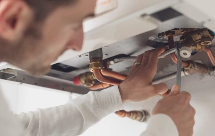 découvrez les causes et solutions aux bruits inquiétants de votre chauffe-eau. apprenez à identifier les problèmes potentiels et à assurer un fonctionnement silencieux de votre appareil.