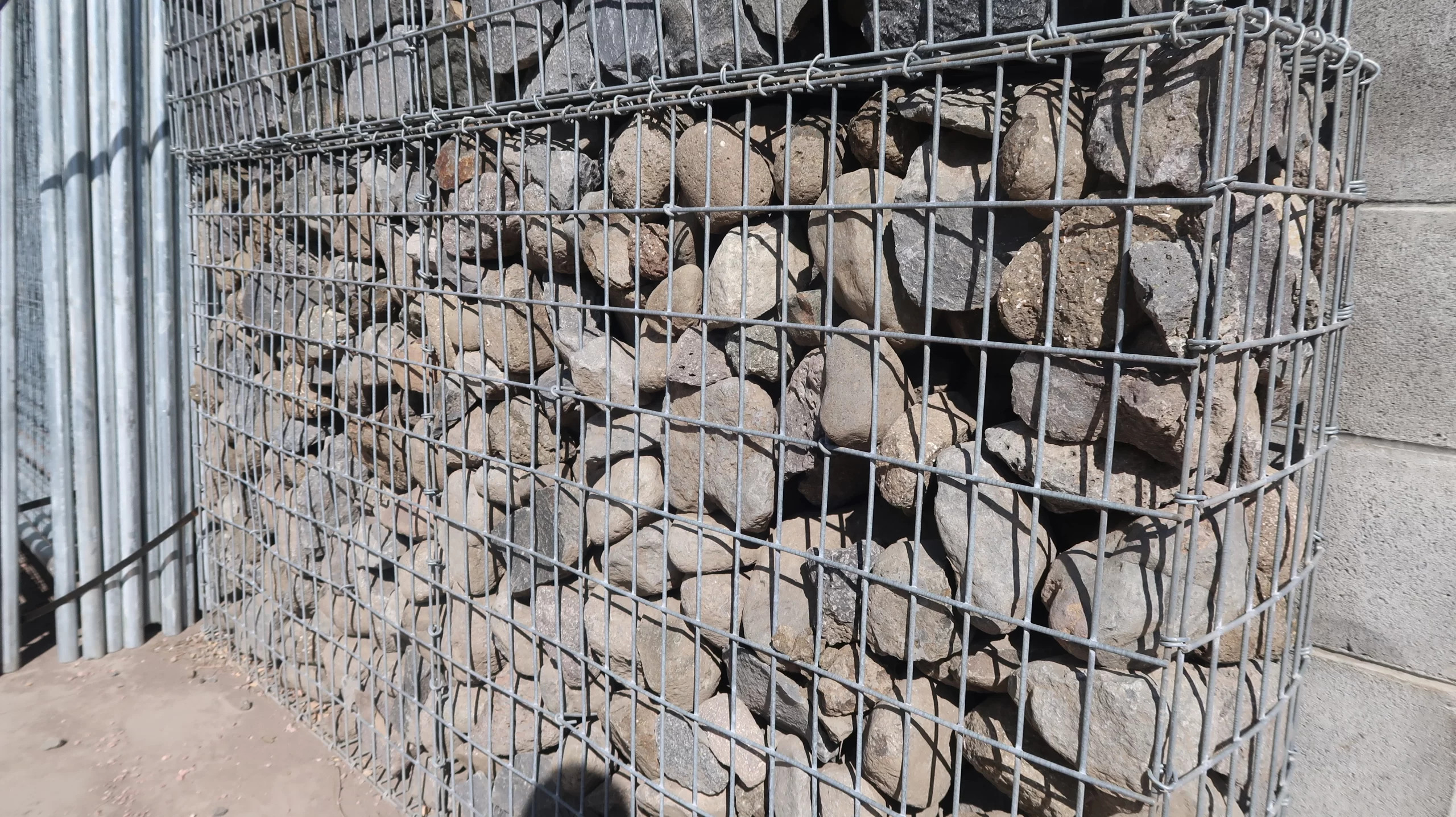 découvrez comment réduire le bruit des clôtures grâce à des solutions innovantes et efficaces. améliorez le confort de votre jardin tout en protégeant votre intimité des nuisances sonores extérieures.