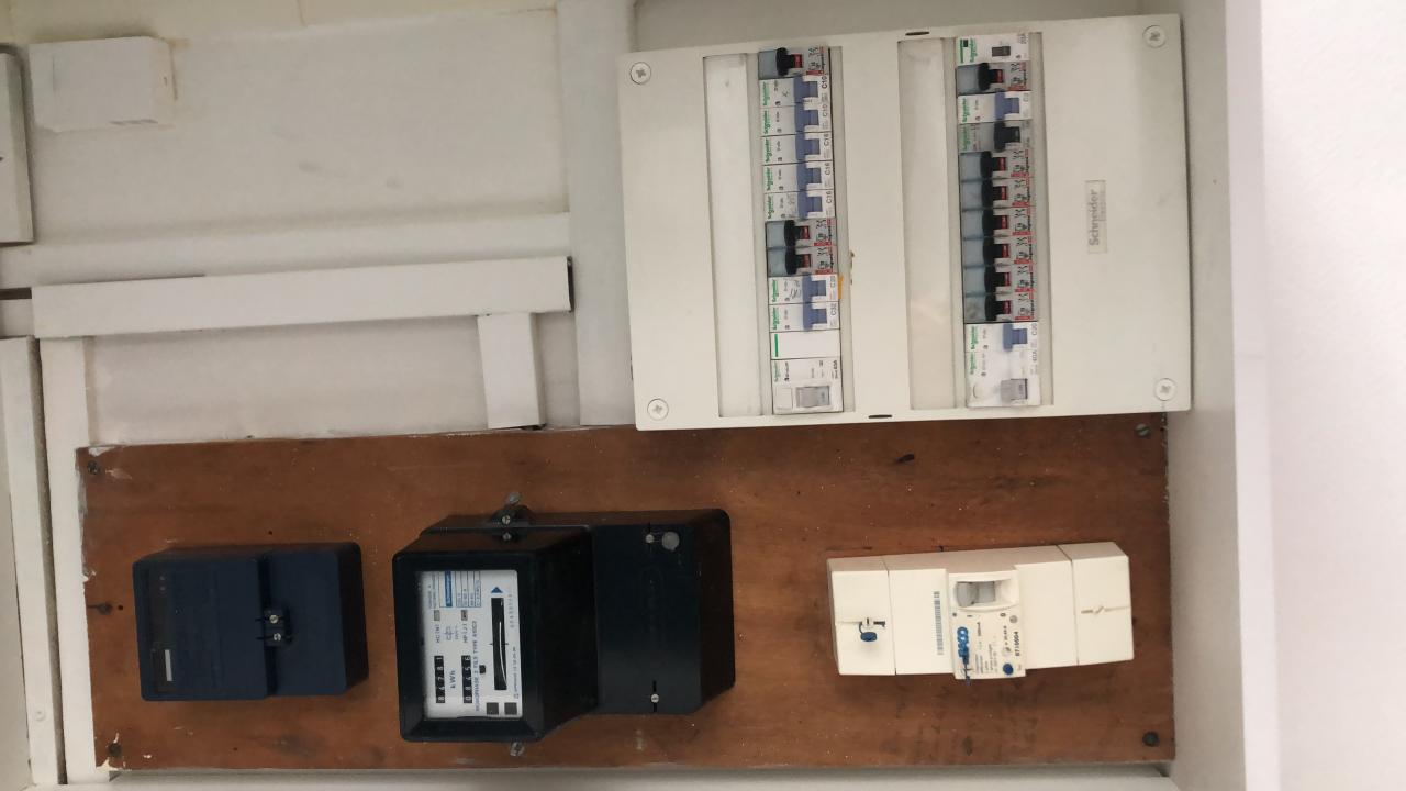 découvrez tout sur le bruit électrique : ses causes, ses impacts sur notre quotidien et des solutions pour le réduire. apprenez à identifier et à gérer ce phénomène pour un environnement plus sain et serein.