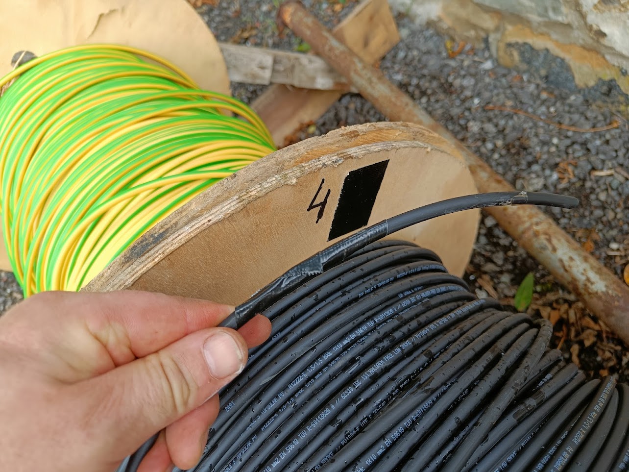 découvrez notre câble solaire 10mm2, idéal pour optimiser vos installations photovoltaïques. résistant et performant, ce câble garantit une conduction efficace et une durabilité accrue, parfait pour répondre à tous vos besoins en matière d'énergie solaire.