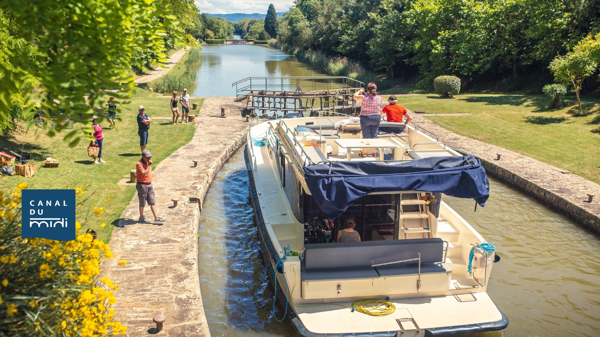 découvrez l'univers captivant des canaux, ces voies navigables créées par l'homme, qui relient les villes, favorisent le commerce et offrent des paysages enchanteurs pour des balades en bateau. explorez l'histoire, les techniques de construction et les activités liées à ces merveilles d'ingénierie.