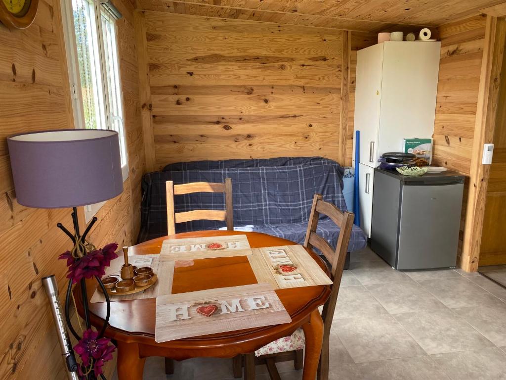 découvrez notre chalet autonome, un havre de paix idéal pour les amoureux de la nature. équipé de tout le confort moderne et fonctionnant grâce aux énergies renouvelables, ce refuge vous permet de vous déconnecter tout en préservant l'environnement. parfait pour des vacances en toute sérénité.