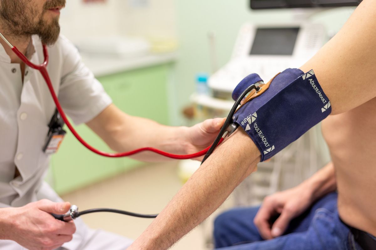 découvrez les causes, les symptômes et les solutions pour prévenir la chute de tension. apprenez comment réagir face à cette condition courante et améliorer votre bien-être au quotidien.