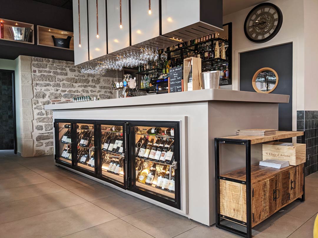découvrez l'univers du comptoir : un espace chaleureux et convivial où la gastronomie, l'artisanat et les boissons s'entremêlent. parfait pour déguster des produits locaux, rencontrer des amis ou s'imprégner de l'atmosphère unique d'un lieu de partage.