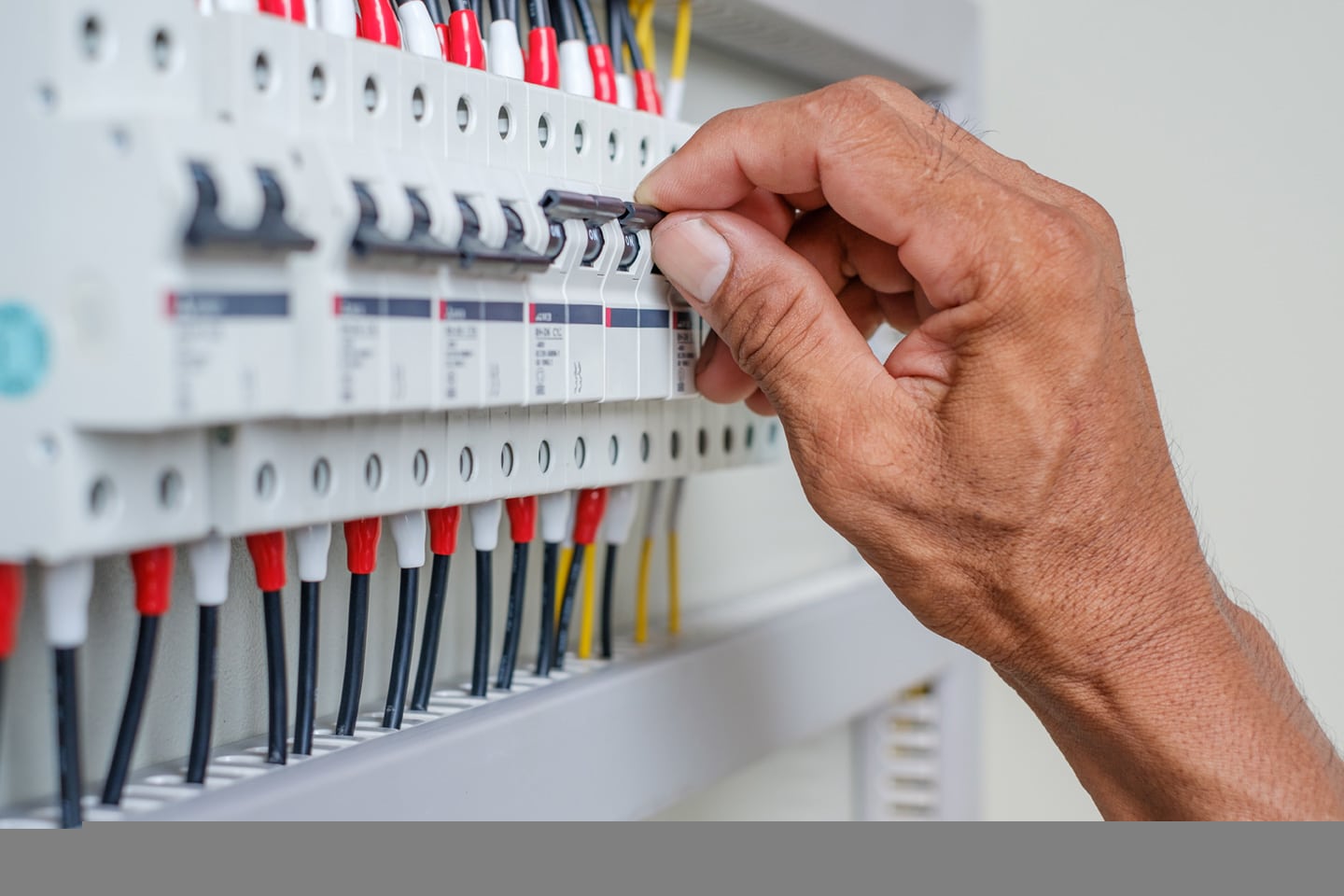 découvrez le contacteur a1 a2, un dispositif essentiel pour vos installations électriques. optimisez la gestion de votre réseau avec ce contacteur fiable et performant, adapté à divers usages industriels et domestiques. informez-vous sur ses caractéristiques techniques et ses avantages.