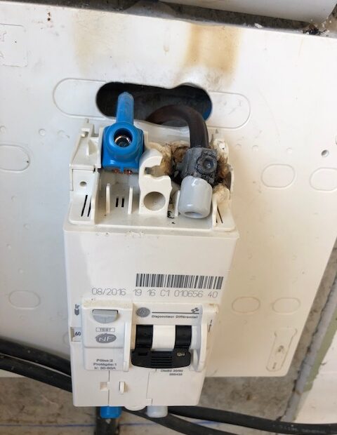 découvrez notre guide complet sur le couple disjoncteur : compréhension, installation, et conseils pratiques pour assurer la sécurité électrique de votre maison. informez-vous sur les types de disjoncteurs et leur rôle essentiel dans la protection de vos appareils et de vos proches.