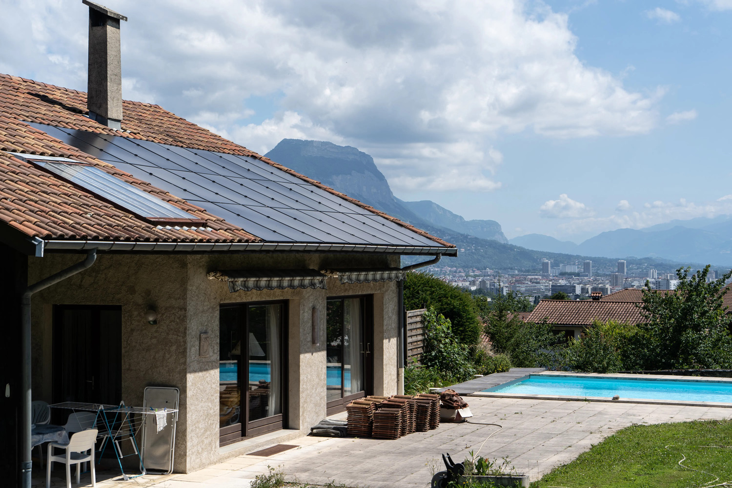 découvrez tout ce qu'il faut savoir sur le coût des panneaux photovoltaïques. informez-vous sur les prix, les aides financières disponibles et les économies d'énergie pour faire le meilleur choix dans votre projet d'énergie renouvelable.