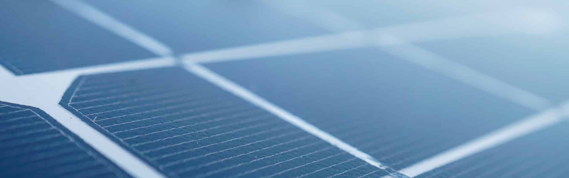découvrez les coûts associés à l'installation de panneaux photovoltaïques et apprenez comment investir dans l'énergie solaire peut réduire vos factures d'électricité tout en préservant l'environnement.