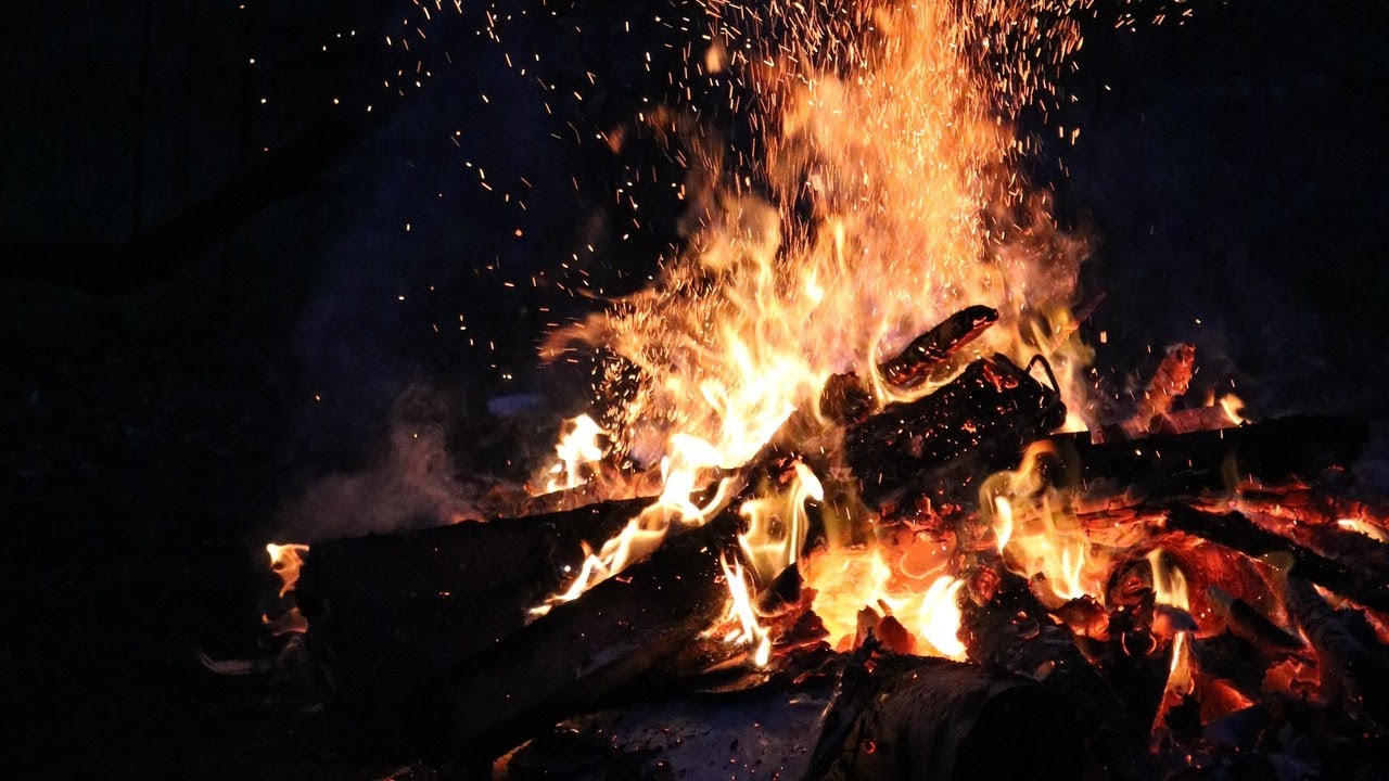 découvrez l'univers fascinant du crépitement : un phénomène sonore captivant qui évoque chaleur et confort. explorez les différentes manifestations du crépitement, que ce soit le ronronnement d'un feu de bois, le crépitement des gouttes de pluie sur un toit, ou encore le bruit des grésillements en cuisine. plongez dans cette expérience sensorielle unique qui apaise et émerveille.