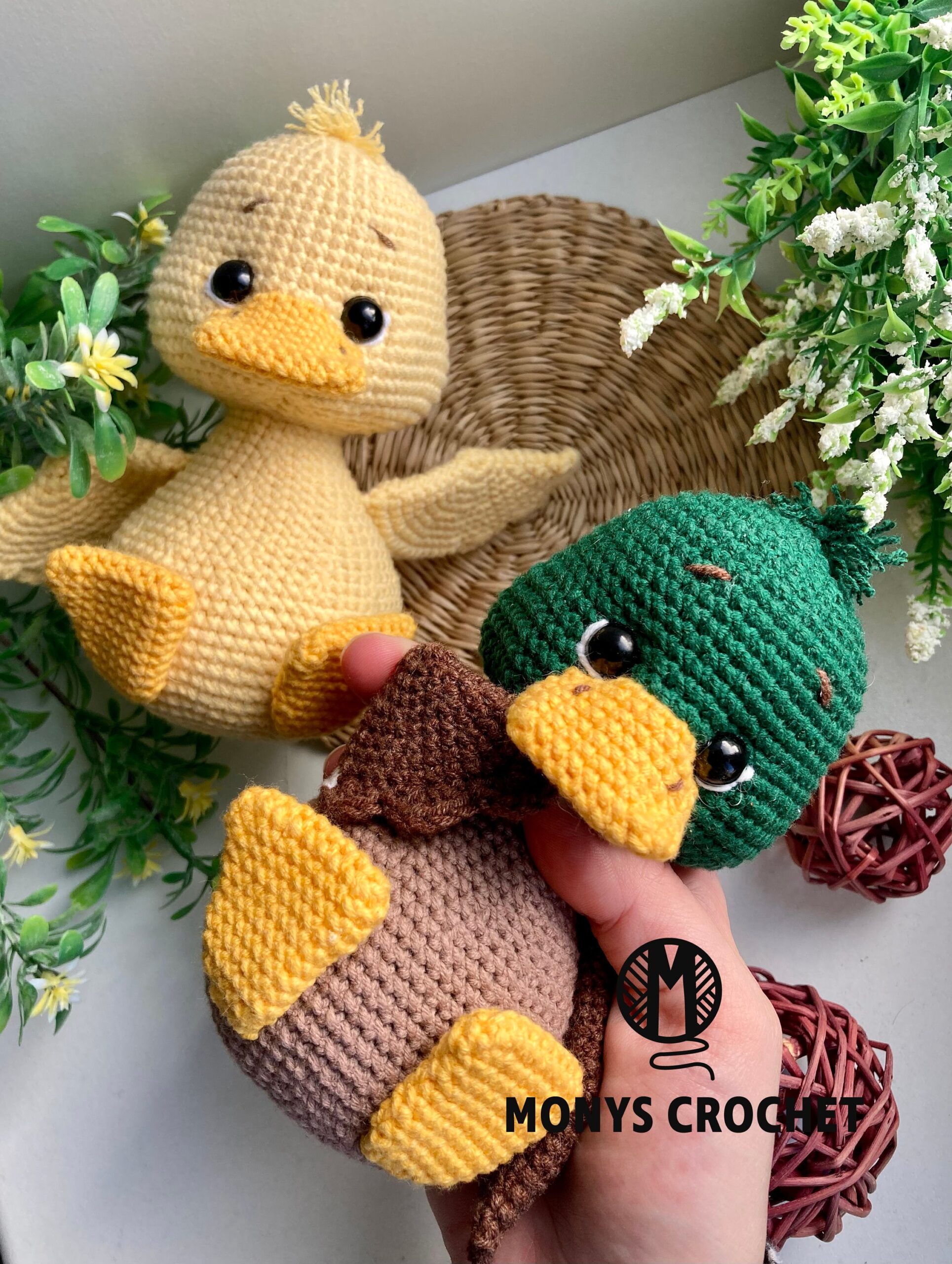 découvrez l'art du crochet et laissez libre cours à votre créativité ! apprenez les techniques de base et explorez des modèles variés pour réaliser des créations uniques en laine. que vous soyez débutant ou expert, plongez dans l'univers du crochet et créez des œuvres d'art au bout de votre fil.
