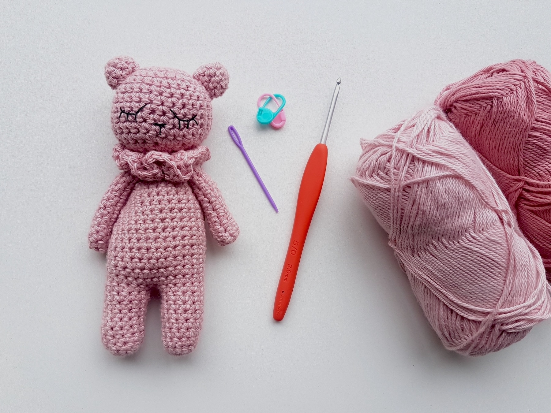 découvrez l'art du crochet : brodez des créations uniques, apprenez les techniques essentielles et laissez libre cours à votre créativité avec des projets inspirants pour tous les niveaux.