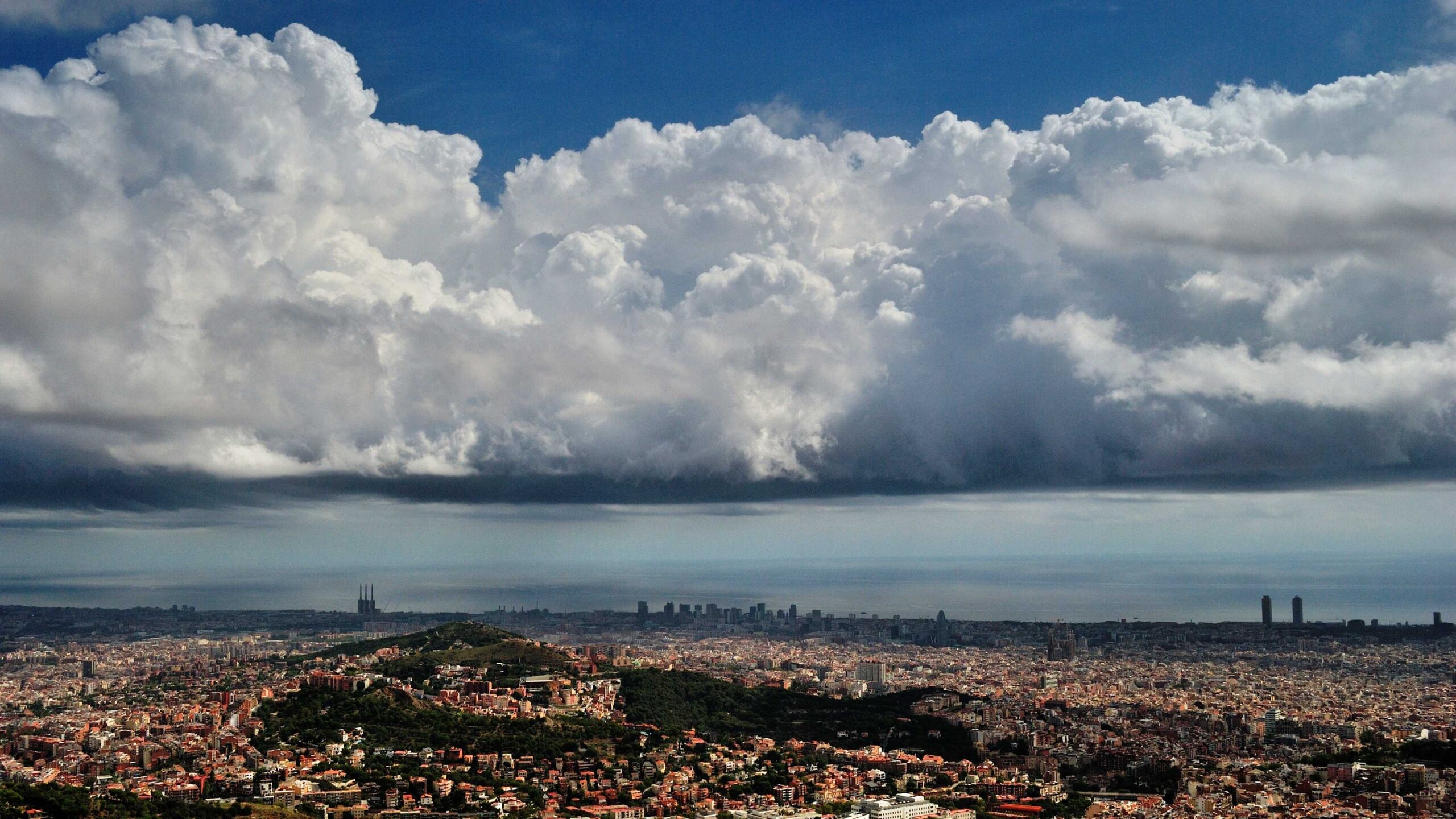 découvrez le phénomène des cumulus, ces nuages blancs et duveteux qui ornent notre ciel. apprenez-en plus sur leur formation, leur rôle dans le climat et les différentes variétés qui existent.