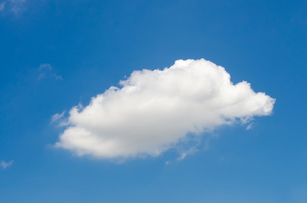 découvrez le phénomène des cumulus, ces nuages blancs et moelleux qui embellissent notre ciel. apprenez comment se forment ces cumulus, leur rôle dans le climat et leur impact sur notre environnement.