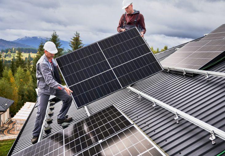 découvrez les principaux défis liés à la maintenance des installations solaires. optimisez la performance de vos panneaux solaires et assurez leur longévité grâce à des conseils et des solutions adaptées.