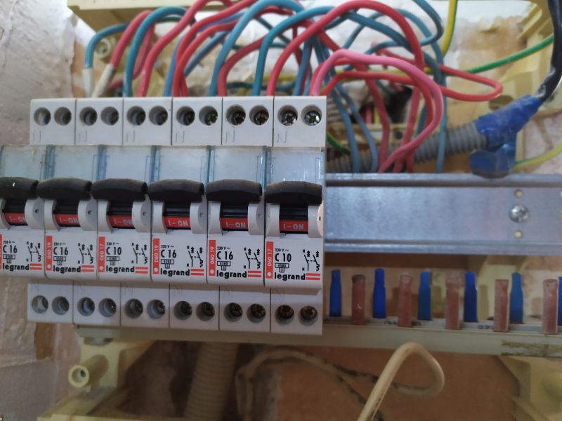 découvrez tout ce qu'il faut savoir sur les départs disjoncteurs : leur fonctionnement, leurs avantages et comment bien les choisir pour garantir la sécurité de votre installation électrique.