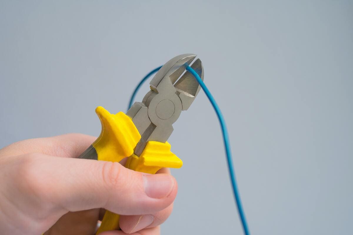 découvrez comment déplacer un câble edf en toute sécurité et conformité. suivez nos conseils et astuces pour réaliser cette opération en respectant les normes électriques en vigueur.