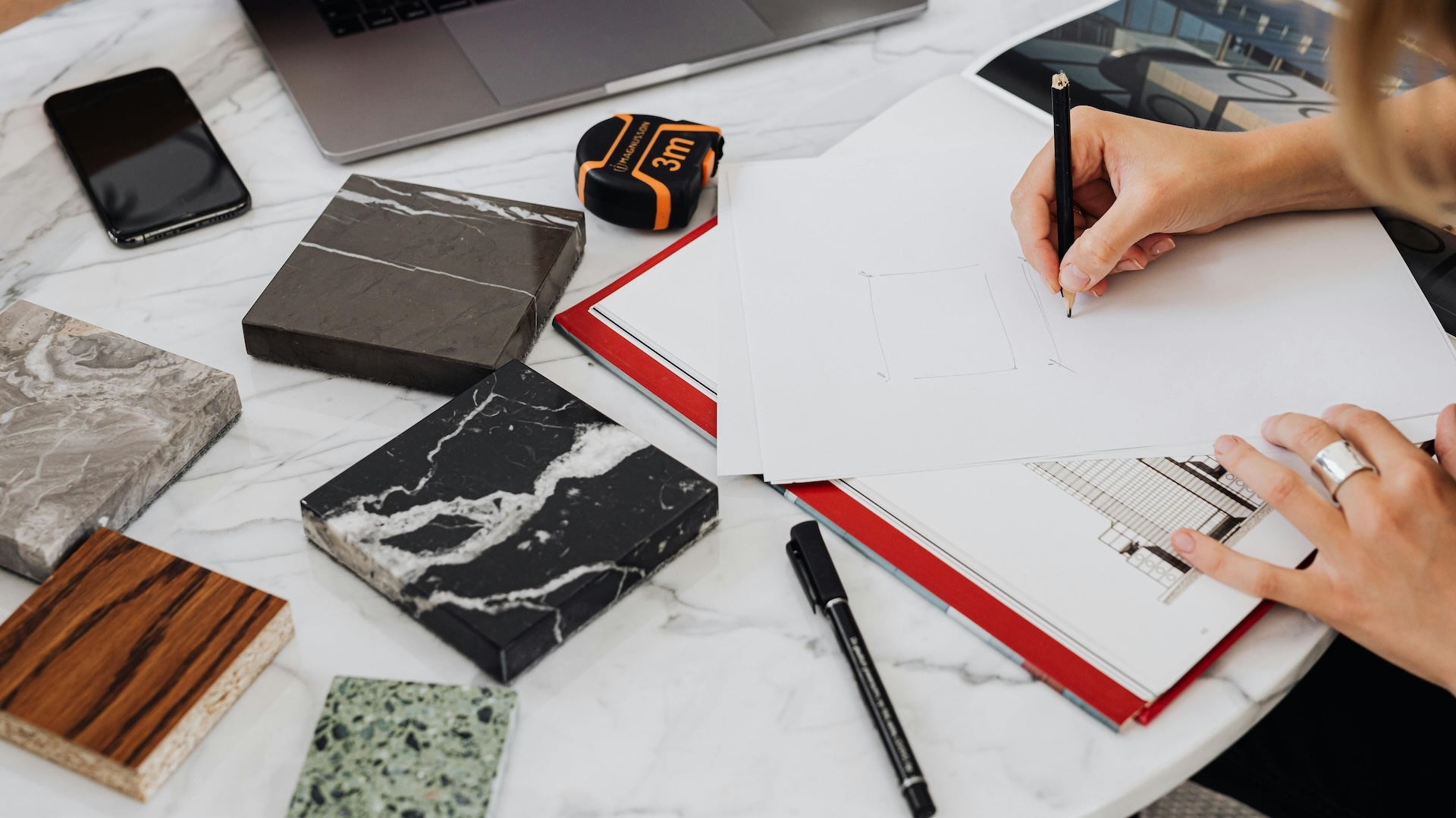 découvrez comment le design et les nouveaux matériaux révolutionnent la création contemporaine. explorez les tendances actuelles et l'innovation qui inspirent les designers à travers des projets uniques et durables.