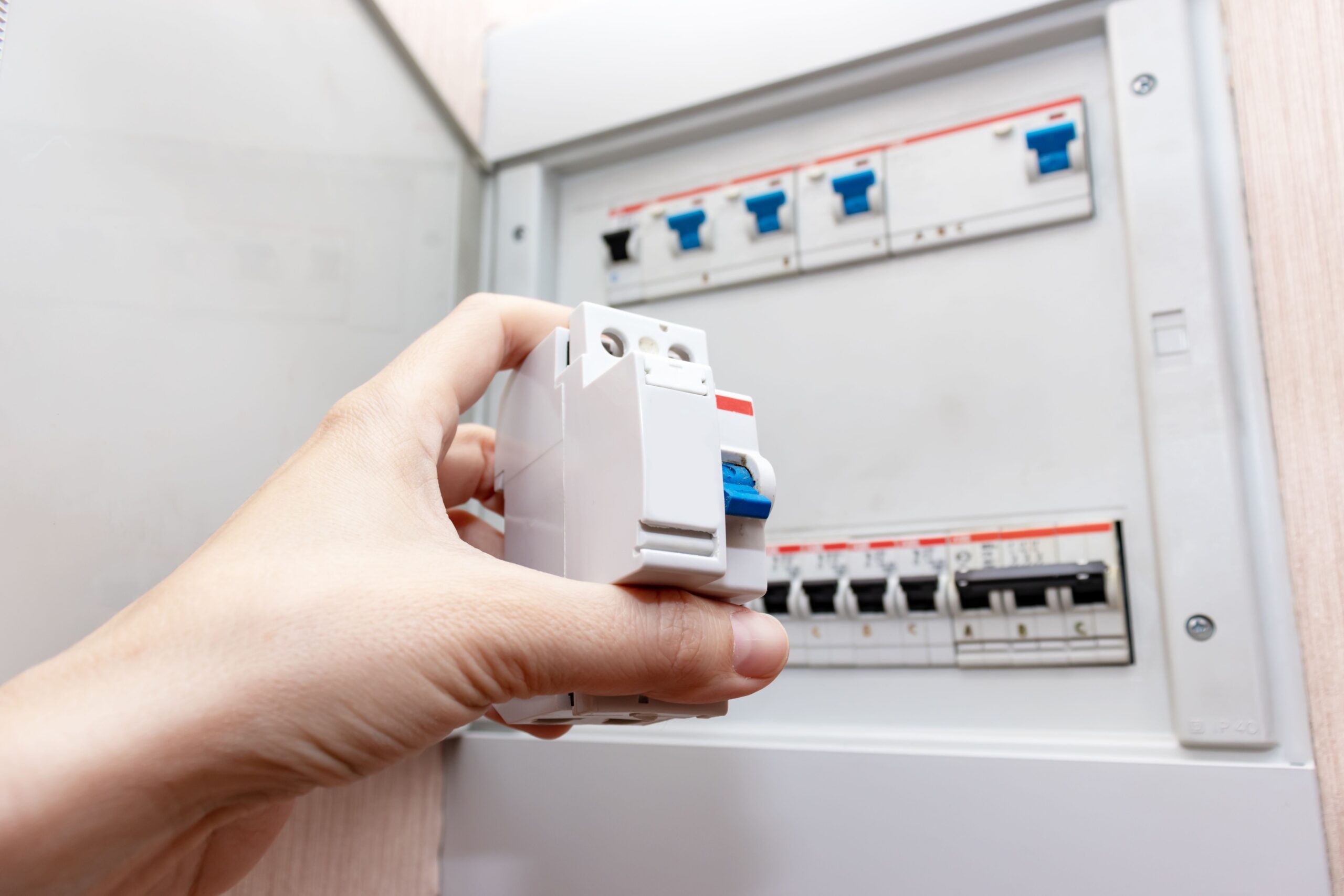 découvrez les différences cruciales entre un différentiel et un disjoncteur. cette comparaison détaillée vous aidera à comprendre leur rôle dans la protection électrique de votre domicile, assurant sécurité et fonctionnement optimal de vos installations.
