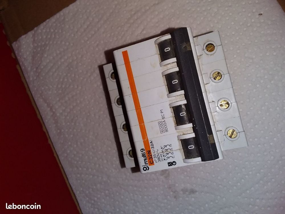 découvrez le disjoncteur aléatoire, un dispositif de protection électrique innovant qui assure la sécurité de vos installations en interrompant le circuit en cas de surcharge ou de court-circuit. idéal pour prévenir les accidents domestiques, il vous offre une tranquillité d'esprit au quotidien.