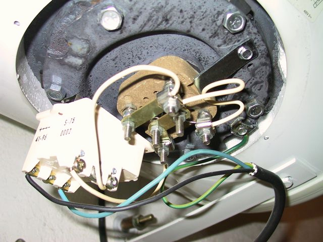 découvrez tout ce qu'il faut savoir sur le disjoncteur chauffe-eau : son rôle essentiel, comment le choisir et l'installer pour garantir la sécurité de votre installation électrique.