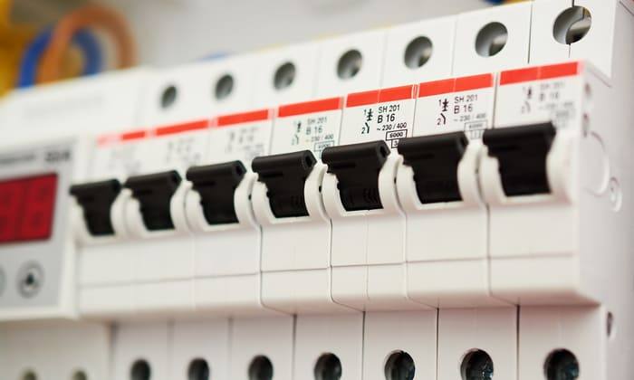 découvrez tout ce que vous devez savoir sur le disjoncteur différentiel, un dispositif essentiel pour garantir la sécurité électrique de votre habitation. apprenez son fonctionnement, ses avantages, et comment choisir le modèle adapté à vos besoins.
