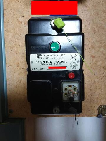 découvrez tout ce qu'il faut savoir sur les disjoncteurs edf : leur rôle essentiel dans la protection de votre installation électrique, les différents types disponibles et conseils pour bien les choisir. assurez la sécurité de votre foyer grâce à une meilleure compréhension de ces dispositifs indispensables.