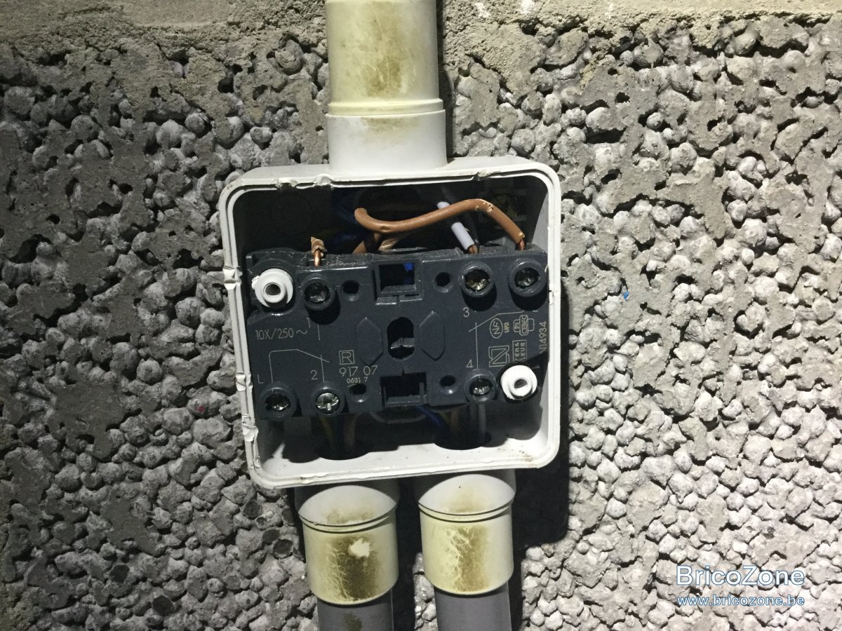 découvrez les causes d'un disjoncteur grésillant et comment y remédier. protégez votre installation électrique et assurez votre sécurité avec nos conseils et solutions pratiques.