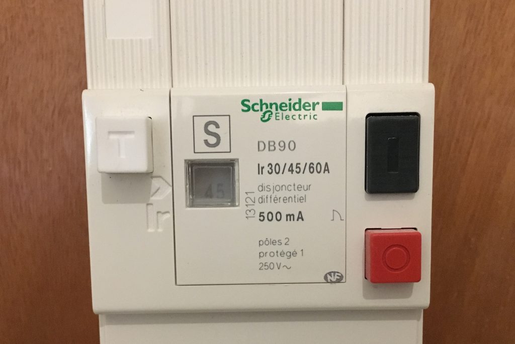 découvrez ce qu'est un disjoncteur sauté, ses causes fréquentes et les étapes pour le réinitialiser en toute sécurité. apprenez à identifier les signes d'un disjoncteur défectueux et quand faire appel à un professionnel pour éviter tout danger.