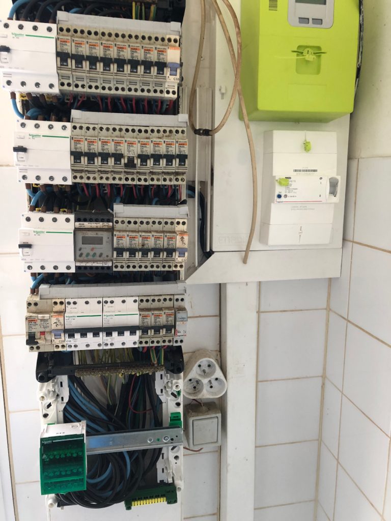 découvrez les causes et les solutions d'un disjoncteur sauté. apprenez à identifier les problèmes électriques et à rétablir la sécurité de votre installation. informez-vous sur les gestes à adopter en cas de coupure de courant.