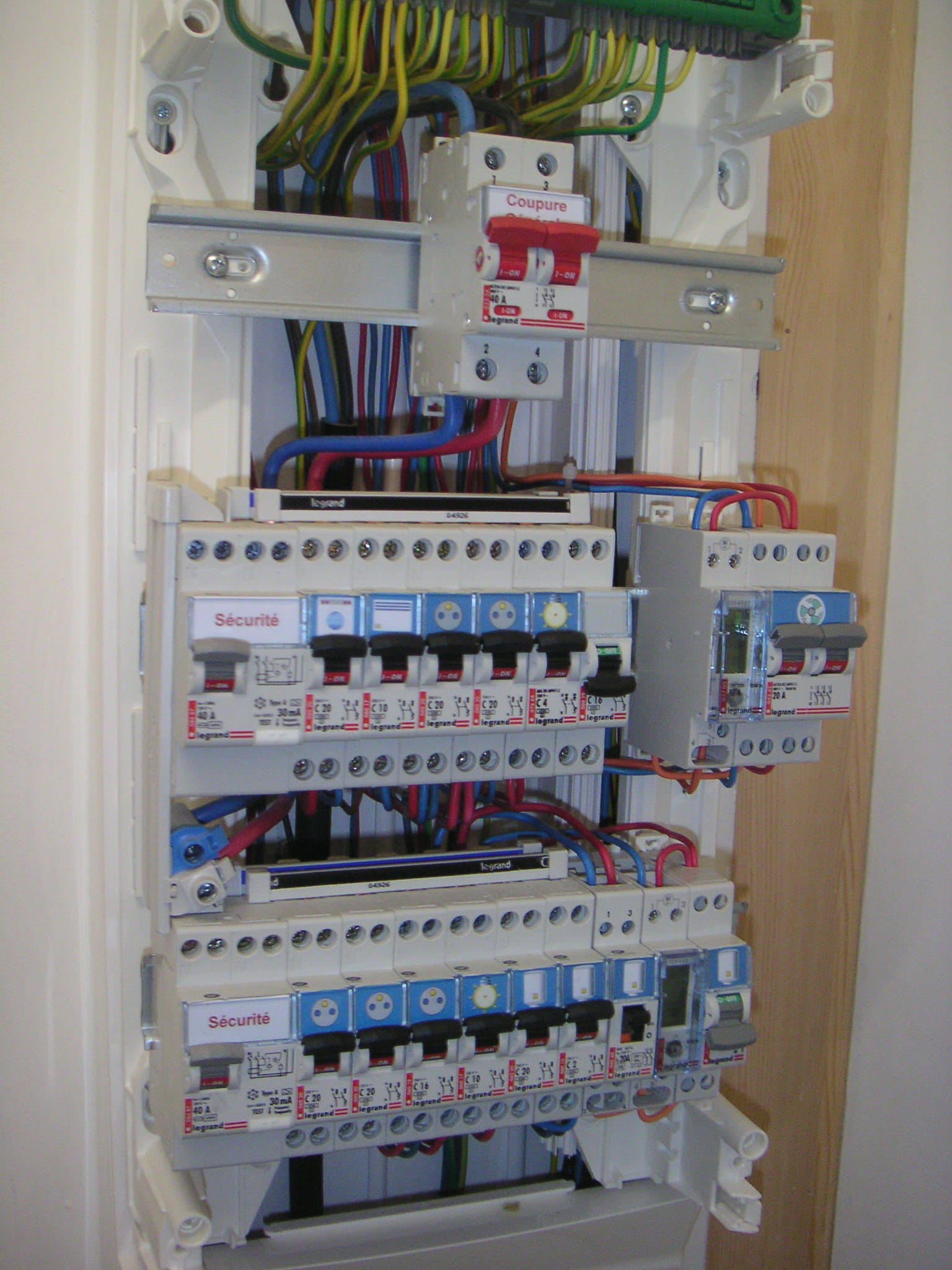 découvrez tout ce qu'il faut savoir sur le disjoncteur de tableau divisionnaire : son rôle essentiel dans la protection de votre installation électrique, comment le choisir et l'installer en toute sécurité.