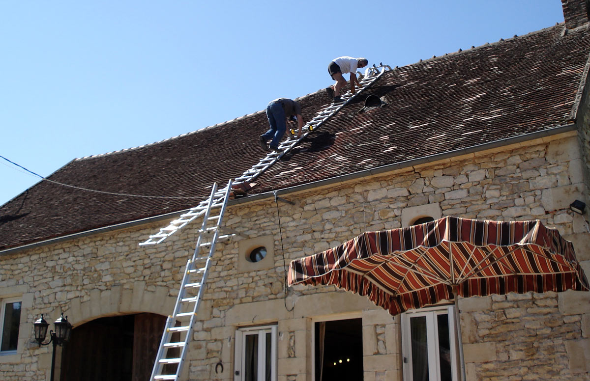 découvrez notre guide complet sur les échelles de toit, idéal pour les travaux de toiture. apprenez à choisir la meilleure échelle selon vos besoins, garantissant sécurité et efficacité lors de l'accès à votre toit.