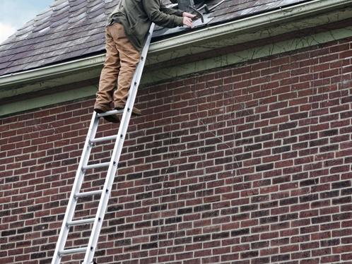 découvrez notre sélection d'échelles pour toit, idéales pour les travaux de rénovation et d'entretien. sécurisées et faciles à utiliser, elles vous permettront d'accéder facilement à vos espaces en hauteur. parfaites pour les professionnels et les amateurs de bricolage.