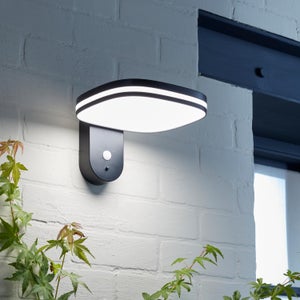 découvrez notre gamme d'éclairage solaire chez leroy merlin ! idéal pour illuminer vos espaces extérieurs tout en respectant l'environnement, nos solutions solaires allient design moderne et efficacité énergétique. profitez d'une lumière douce et accueillante sans consommation d'électricité.