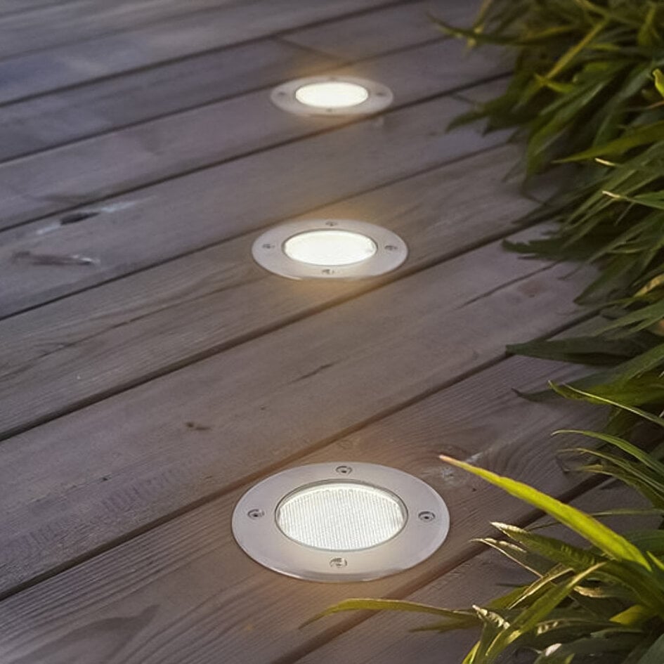découvrez notre sélection d'éclairage solaire chez leroy merlin, idéale pour illuminer vos espaces extérieurs tout en respectant l'environnement. profitez d'une gamme variée de lampes et spots solaires, alliant efficacité énergétique et design esthétique. parfait pour créer une ambiance chaleureuse dans votre jardin ou sur votre terrasse.