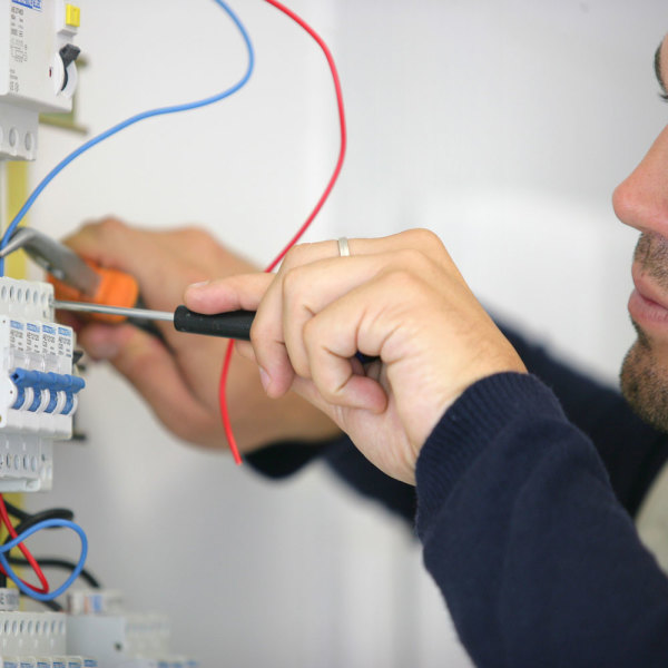 trouvez rapidement un électricien rge près de chez vous pour tous vos travaux d'électricité. profitez de services de qualité, d'un savoir-faire reconnu et de conseils personnalisés pour améliorer votre confort énergétique tout en respectant les normes en vigueur.