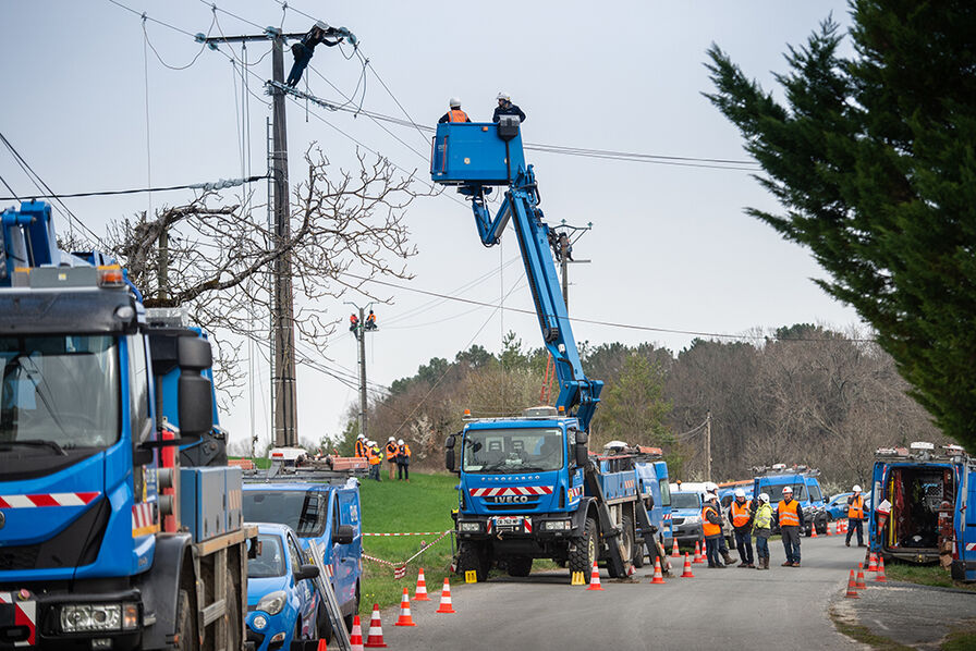 découvrez les services d'enedis dans le rhône, votre gestionnaire de réseau électrique. infos pratiques, conseils et assistance pour une consommation d'énergie optimisée.