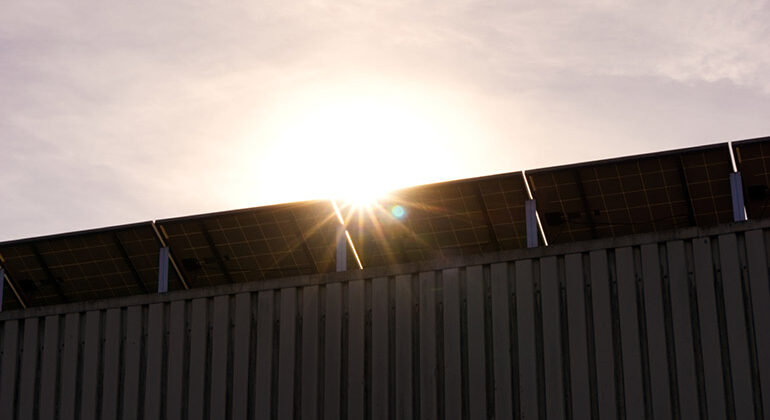 découvrez comment les politiques énergétiques influencent le développement et l'adoption de l'énergie solaire. explorez les initiatives gouvernementales, les incitations fiscales et les réglementations qui façonnent l'avenir des énergies renouvelables en france.